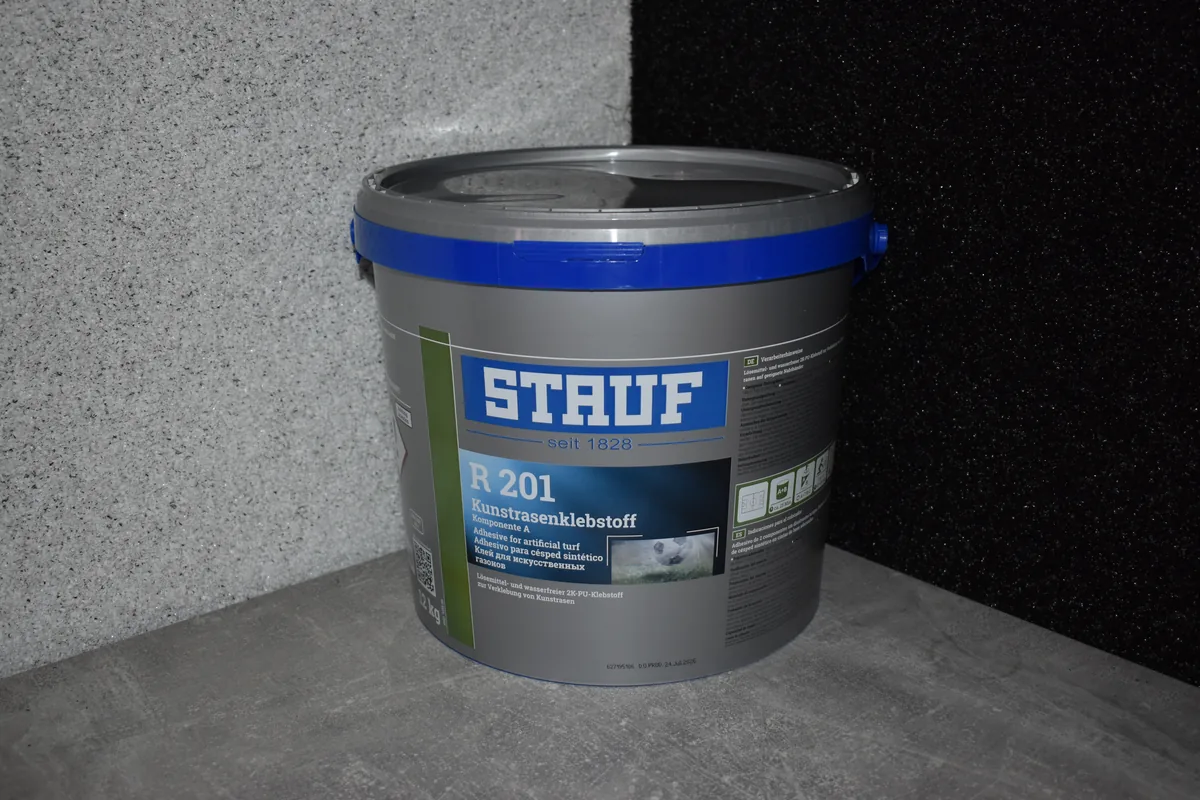 STAUF R 201 kétkomponensű műfűragasztó, 12 kg-os vödör és keményítő
